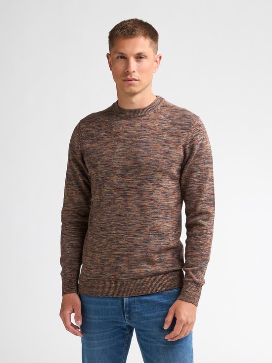 Man in een bruine gemêleerde trui met ronde hals en blauwe jeans.