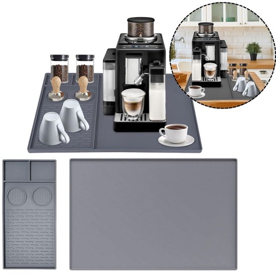Grijze mat met koffiemachine, kopjes, melkflessen en potjes. Bevat een kleinere afneembare mat. Close-up van een kleinere mat met vakjes en een grotere mat.