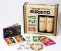 Doos met het bordspel Throw Throw Burrito met twee burrito-vormige speelstukken, spelkaarten en regels. Met tekst 'THROW THROW BURRITO' en 'A DODGEBALL CARD GAME'.