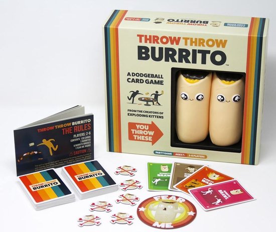 Doos met het bordspel Throw Throw Burrito met twee burrito-vormige speelstukken, spelkaarten en regels. Met tekst 'THROW THROW BURRITO' en 'A DODGEBALL CARD GAME'.
