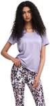 Model in paars sportshirt met V-hals en een veelkleurige legging met abstracte print. Ze houdt haar shirt op.