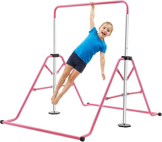 Een lachende jongen in een blauw shirt hangt aan een roze gymnastiekrek. De rekstok heeft een metalen frame met een roze dwarsbalk.