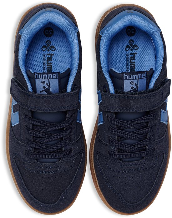 Bovenkant van twee donkerblauwe Hummel sneakers met klittenbandsluiting.