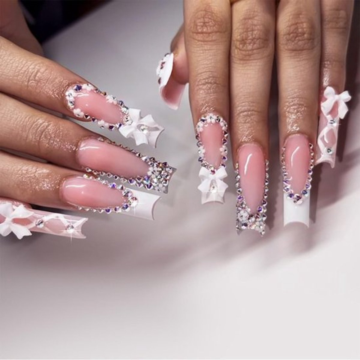 Kunstnagels 24 stuks - Lange Plaknagels met 3D-strik - Bloemen/Strasssteentjes Design - Nagellijm en Vijl - Zelfklevende Nagels - Nepnagels