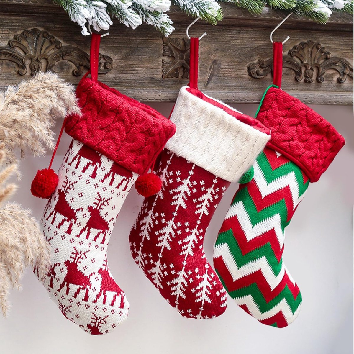 SnelShoppen - Gepersonaliseerde Kerstsokken Set van 3 - Grote Gebreide Kerstsokken met Pompons - Rode Witte Strepen - Kerstdecoraties voor Kerstfeest