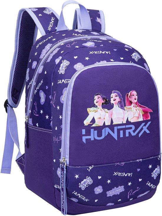 Sac à dos violet avec une impression de Rumi, Mira et Zoey en tenue Kpop Demon Hunters sur le devant, avec le logo HUNTR/X. Imprimé intégral.