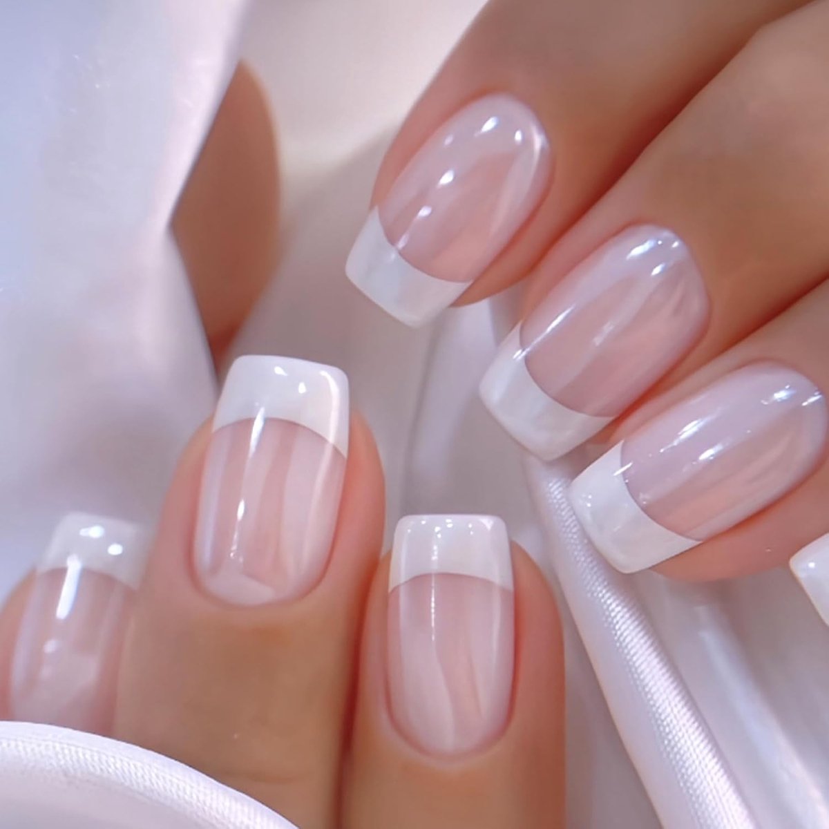 24 stuks press-on nagels, kort, vierkant, wit, Franse nagels om op te plakken, acryl, volledige dekking, kunstnagels, glanzende gel, kunstnagels om op te plakken, natuurlijke nepnagels voor