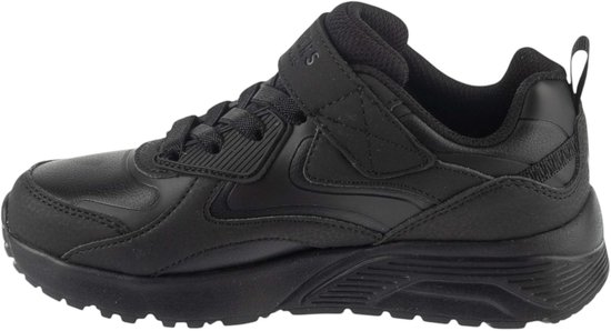 Zwarte Skechers sneakers voor jongens, zijaanzicht met gestructureerde zool en klittenbandsluiting.