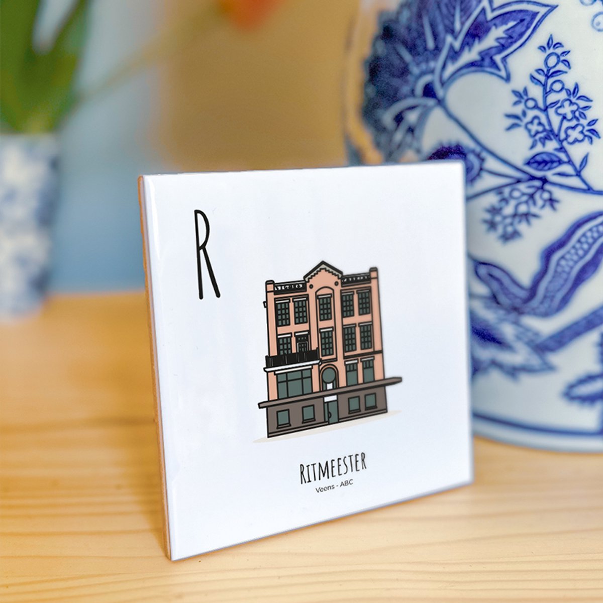 Ritmeester - ABC tegeltje Veenendaal - Keramiek met Handgetekende Illustratie - Wanddecoratie - Woondecoratie - Relatiegeschenk - Souvenir - 10,8 x 10,8 cm