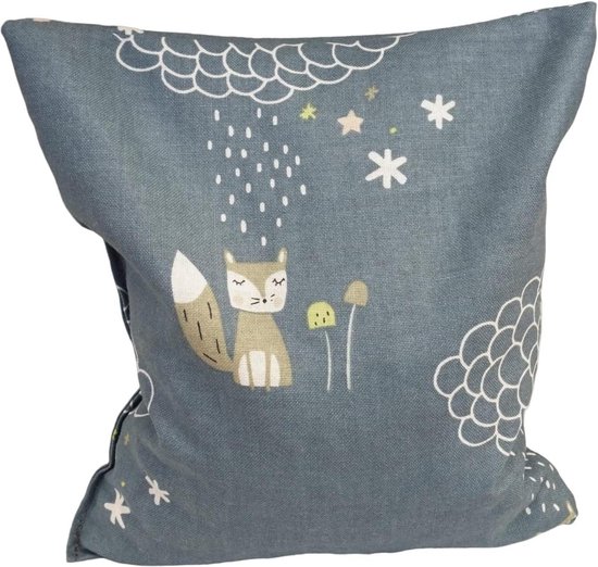 Blauw kussen met een print van een vos, paddenstoelen, wolken en sterren.
