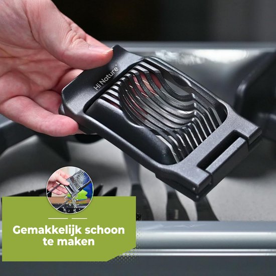 Hand houdt een zwarte eiersnijder schoon onder de kraan.