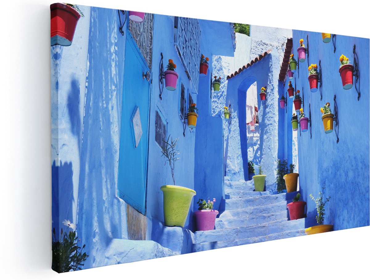 Artaza Canvas Schilderij Blauwe Huizen met Bloempotten in Chefchaouen, Marokko - 160x80 cm - Groot - Wanddecoratie Woonkamer - Schilderijen - Muurdecoratie