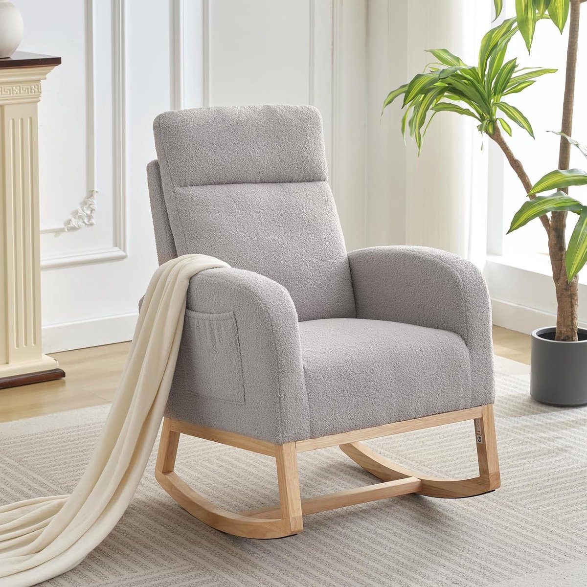 Comfortabele Schommelstoel Teddy Stof - Relaxfauteuil met Zijzakken - Zachte Bekleding & Massief Houten Poten - Ideaal voor Babykamer en Woonkamer - Grijs