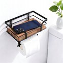 Zwarte wandrek met houten plank en toiletrolhouder. Met blauwe smartphone en wc-rol.