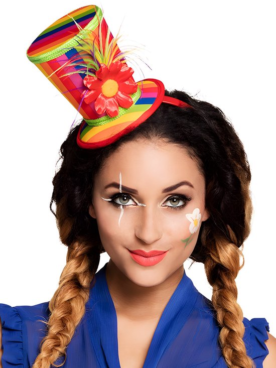Vrouwenhoofddeksel met clownsgezicht en regenboedop, versierd met bloem en veren.