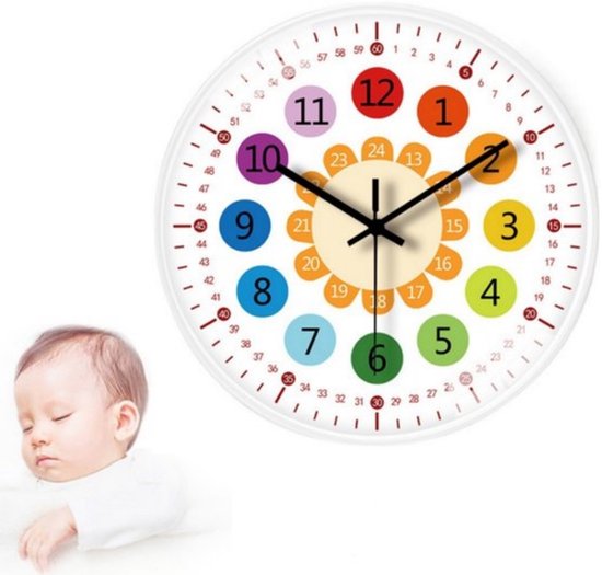 Witte kinderklok van 12 inch met gekleurde cijfers, naast slapende baby.