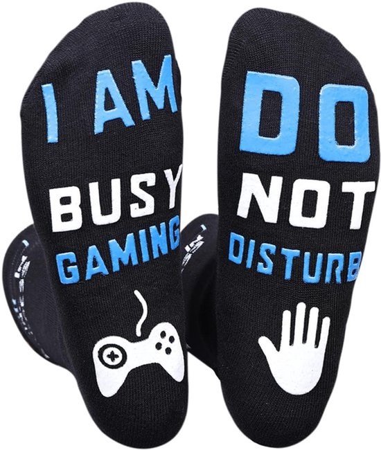 Zwarte sokken met de tekst 'I AM BUSY GAMING' en een gamecontroller op de linker sok, en 'DO NOT DISTURB' met een hand op de rechter sok.
