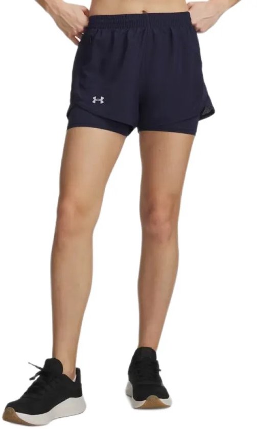 Dames, marineblauwe sportshort met ingebouwde legging en Under Armour logo, zichtbaar van de voorkant.