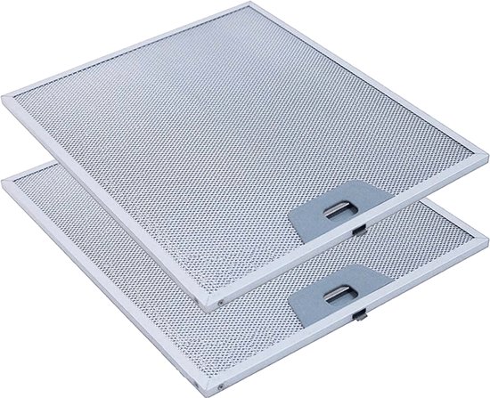 Twee zilverkleurige metalen afzuigkapfilters met grijze handgrepen, gestapeld.