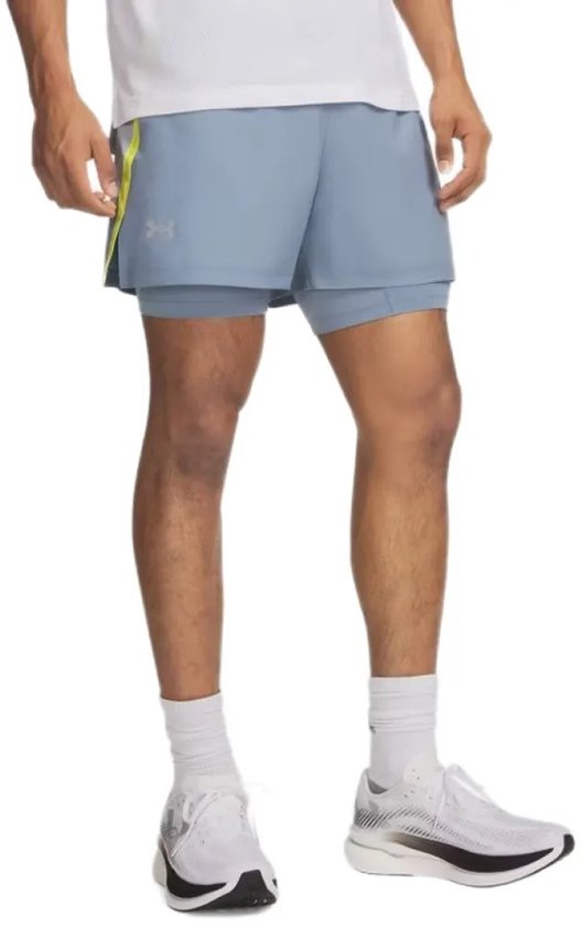 Lichtblauwe Under Armour 2-in-1 sportbroek voor heren, met een neongele streep op de zijkant.