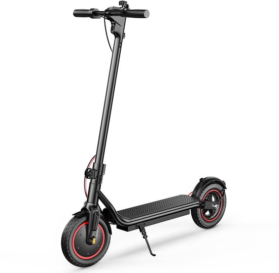 Zwarte elektrische scooter met rode velgranddetails, gefotografeerd op een witte achtergrond.