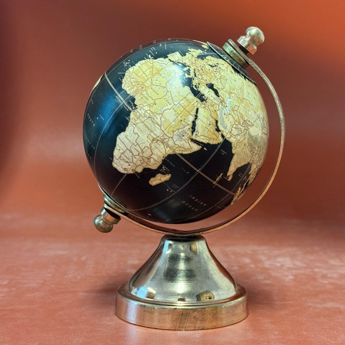 Dailygoods - Mini Globe met Bronzen Basis - Handgemaakte Decoratieve Globe 8cm