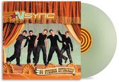 NSYNC 'No Strings Attached' vinylalbum met de band op een podium voor gordijnen.