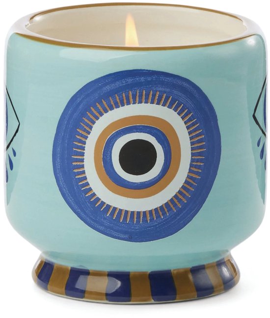 Lichtblauwe keramieken geurkaars met een oog-motief in blauw, goud en zwart. Bruin gestreepte voet.