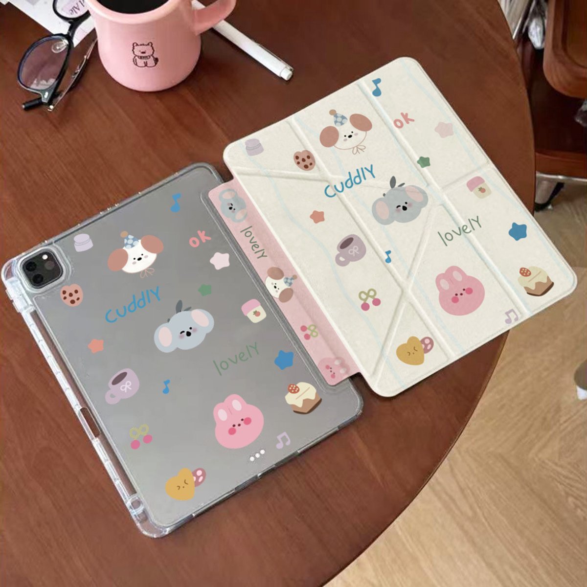 Casalora Tablet Hoes – Geschikt voor Apple iPad 11 A16 11 inch (2025) – Met Pennenhouder – Y-vormige Vouw – Kleine dieren