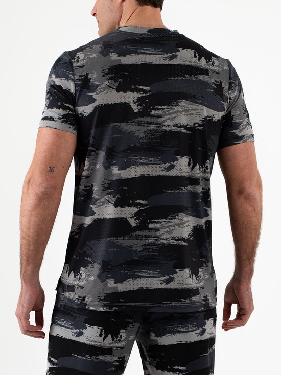 Achterkant man in sportshirt met camouflageprint in grijs en zwart, met perforaties.