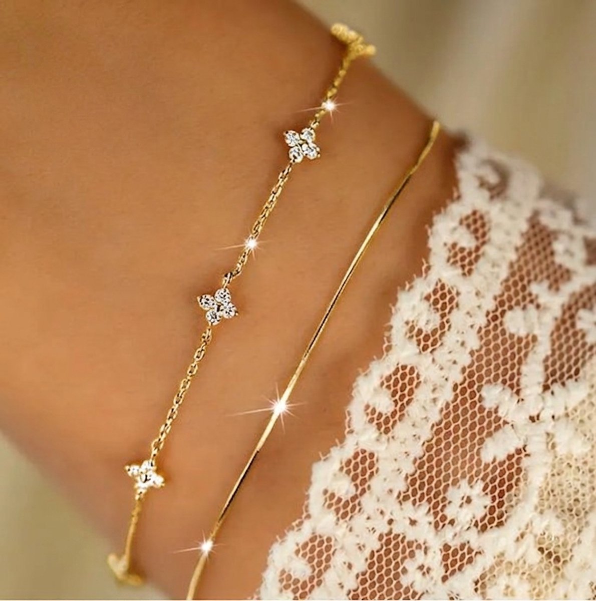 Aurélia Goudkleurige Armband met Zirconia Bloemen - Elegante en Luxe Damesarmband Goud