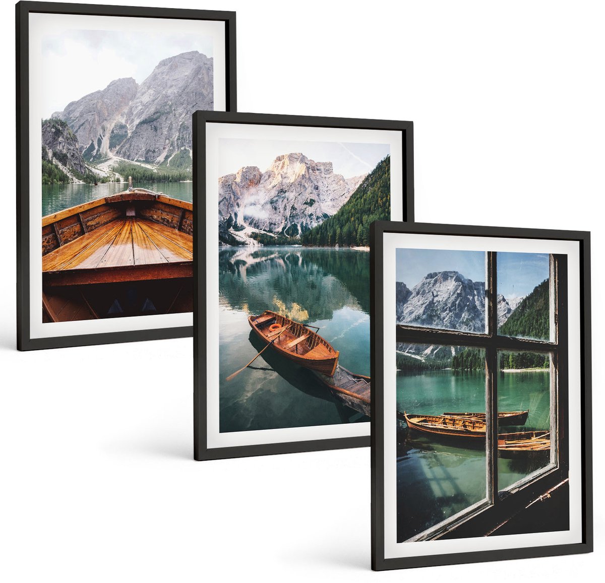 Tulup 4-Delige Schilderij Set - Uitzicht op een bergmeer met boten en een raam op de achtergrond. - 40 x 60 cm - Wanddecoratie - Moderne Interieurdecoratie - Stijlvolle Muurdecoratie
