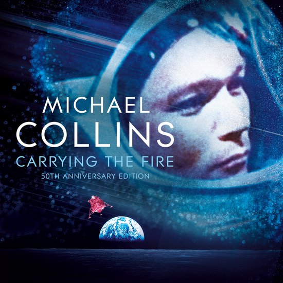Couverture du livre : Michael Collins, Carrying the Fire, 50th Anniversary Edition, avec portrait d'astronaute et la Terre vue de l'espace.