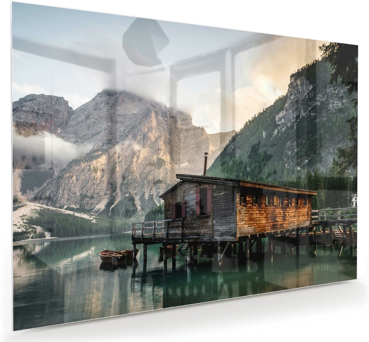 Mydesignglas Glazen Schilderij – Berglandschap met Meer en Houten Huis – Wanddecoratie op Gehard Glas – 90x60