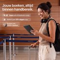 Vrolijke vrouw met rugzak op vliegveld, houdt Relore e-reader vast. 'Jouw boeken, altijd binnen handbereik'.