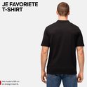 Man met de rug naar de camera, draagt een zwarte polo met klassieke kraag en korte mouwen.