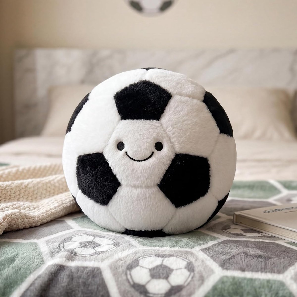 shownicer Voetbal, sierkussen, wollig, voetbal, decoratief kussen, rond, 25 cm, met fijn borduurwerk, voetbalcadeaus voor jongens, voetbal, woonkamer en kinderkamer, voetbaldecoratie (zwart