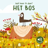 Een bruine vogel met een rood stipje op zijn snavel zit op een boomstronk. Op de achtergrond bomen, paddenstoelen en bloemen in herfstkleuren. Tekst: 'Wat hoor ik daar? HET BOS'.