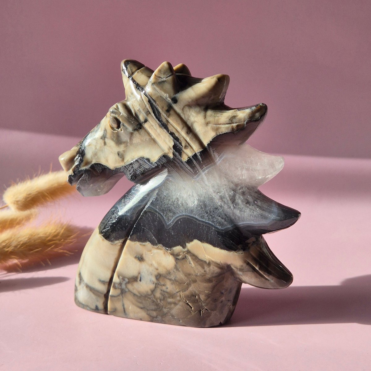 Volcano Agaat Unicorn Carving 501g – UV Reactief | Unieke Edelsteen Eenhoorn