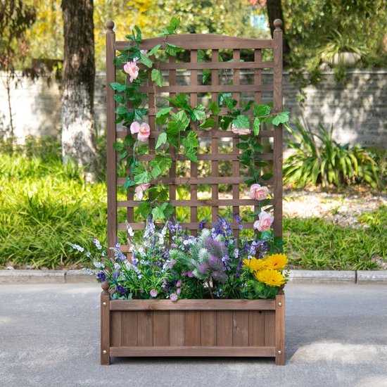Houten plantenbak met klimrek, beplant met diverse bloemen en groen, buiten op een ondergrond.