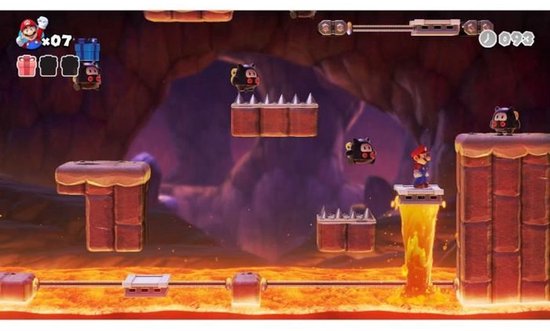 Mario springt op een vuurplatform in een lava-wereld, met Bowser Jr. en spikeballen. 07 levens.