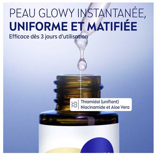Een druppel serum valt uit een pipet in de nek van een NIVEA flesje. Bevat Thiamidol, Niacinamide en Aloë Vera.