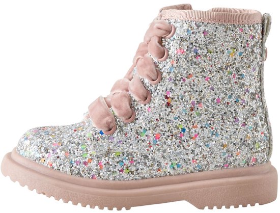 Zilveren glitter enkellaars met roze fluwelen veters en roze zool.