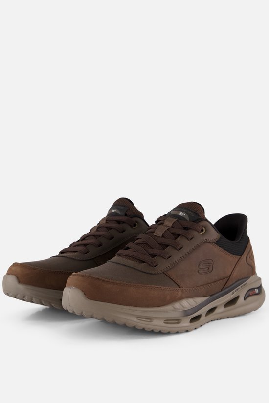Paire de chaussures Skechers marron à lacets, aspect cuir, avec semelle distinctive.