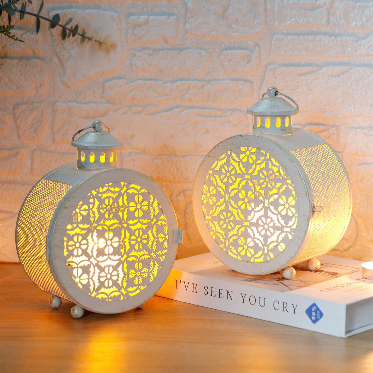 Set van 2 ronde vintage metalen kaarslantaarns 19 cm H decoratieve hangende kandelaars voor binnen buiten pariteiten bruiloften, terras en tuin (wit, hol retro patroon)