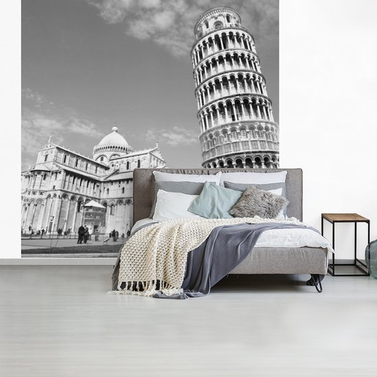 Behang - Fotobehang Zwart-wit beeld toren van Pisa naast oude kathedraal - Breedte 350 cm x hoogte 350 cm