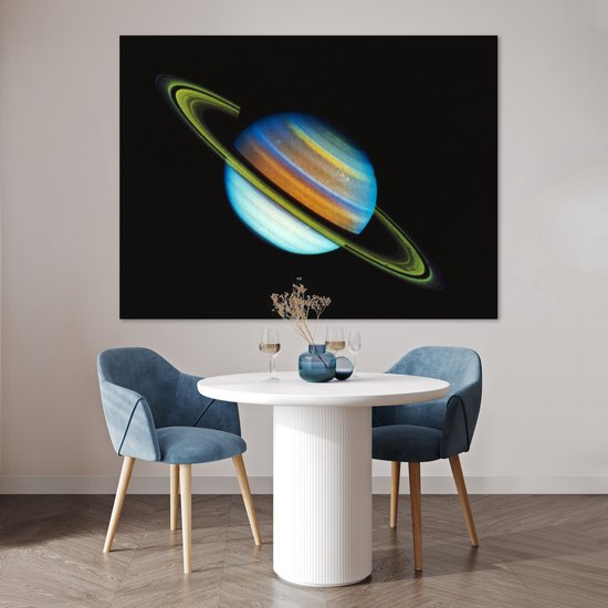 Affiche de Saturne aux teintes bleues, oranges et jaunes avec des anneaux sur fond noir.