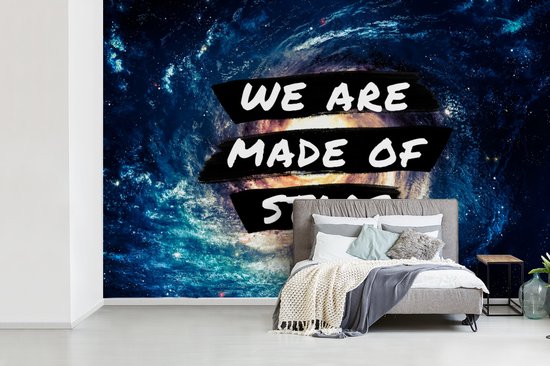 Behang - Fotobehang Spreuken - 'We are made of stars' - Sterren - Quotes - Jongens - Kids - Kinderen - Meisjes - Breedte 360 cm x hoogte 240 cm