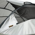 Detail van de Deryan-label op het grijs-witte baby campingbedje.