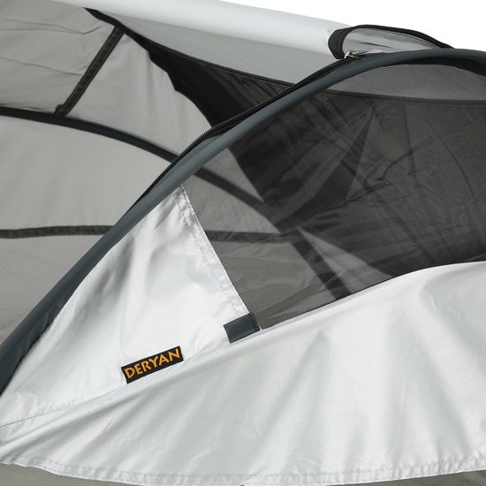 Detail van de Deryan-label op het grijs-witte baby campingbedje.